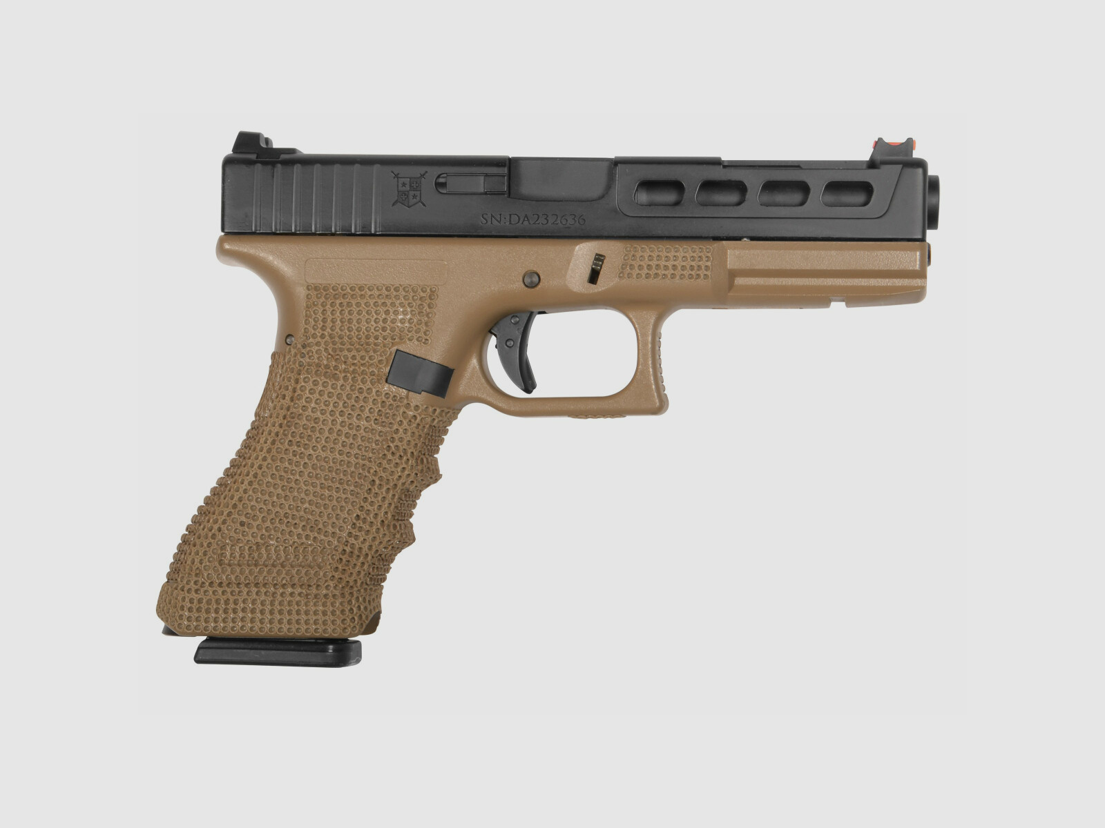 P06 GBB Airsoft Pistole in Tan | Delta Armory