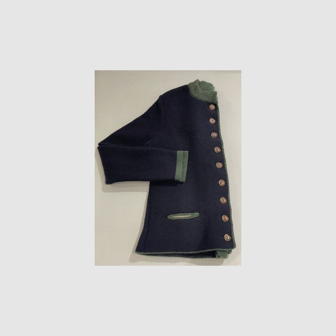 Damen Strickjacke mit Falte aus Merinowolle in Dunkelblau mit Blumen, Bild 2 von 2