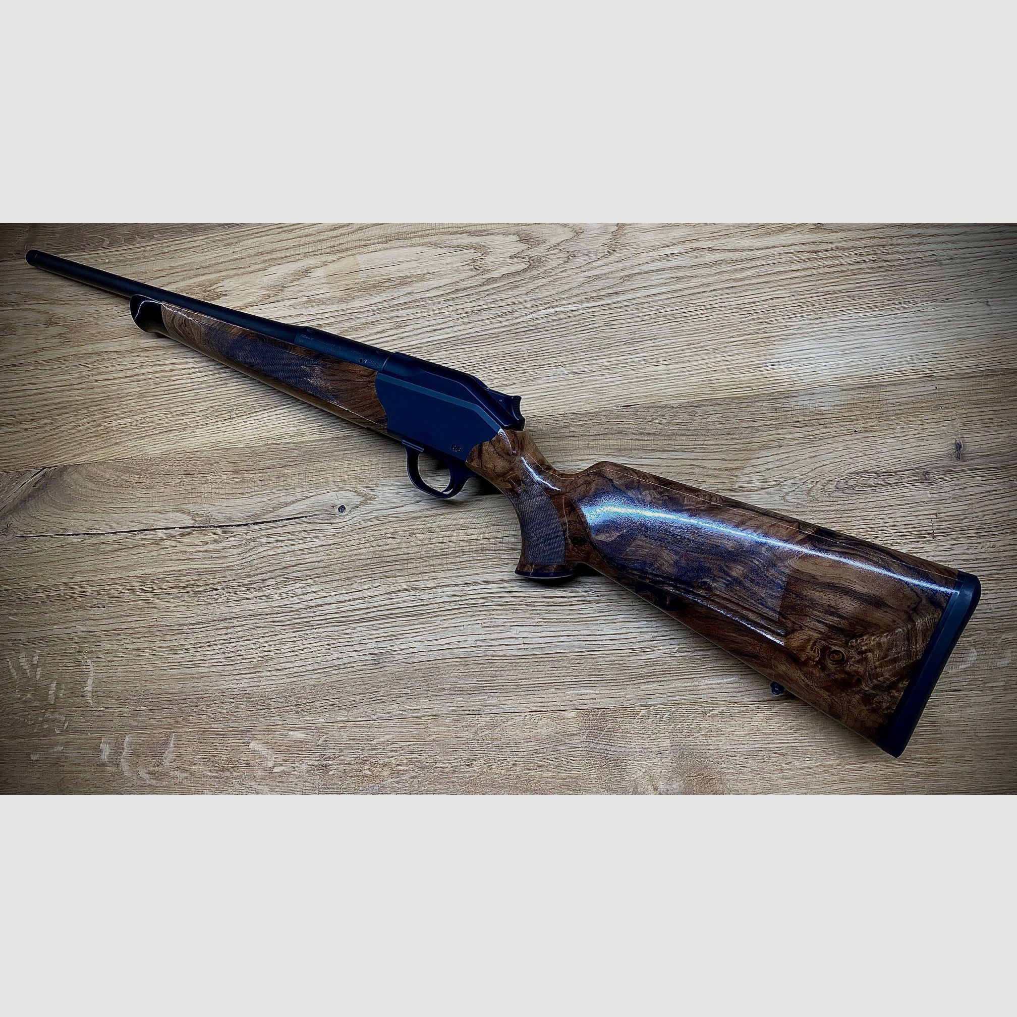 Blaser R8 Holzklasse 7 / Stahlkugel graviert mit Fischhaut / Kaliber und Lauflänge nach Wahl
