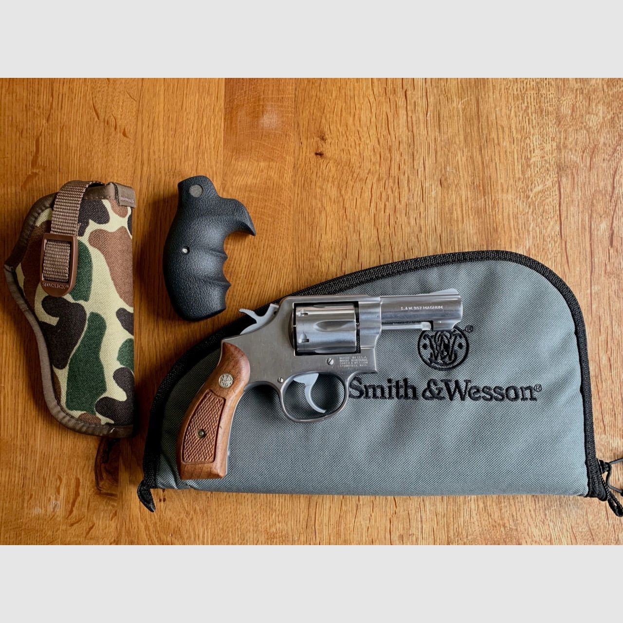 Smith & Wesson Revolver Mod. 65-5 – .357 Magnum – 3" barrel – in excellent condition + extensive accessories