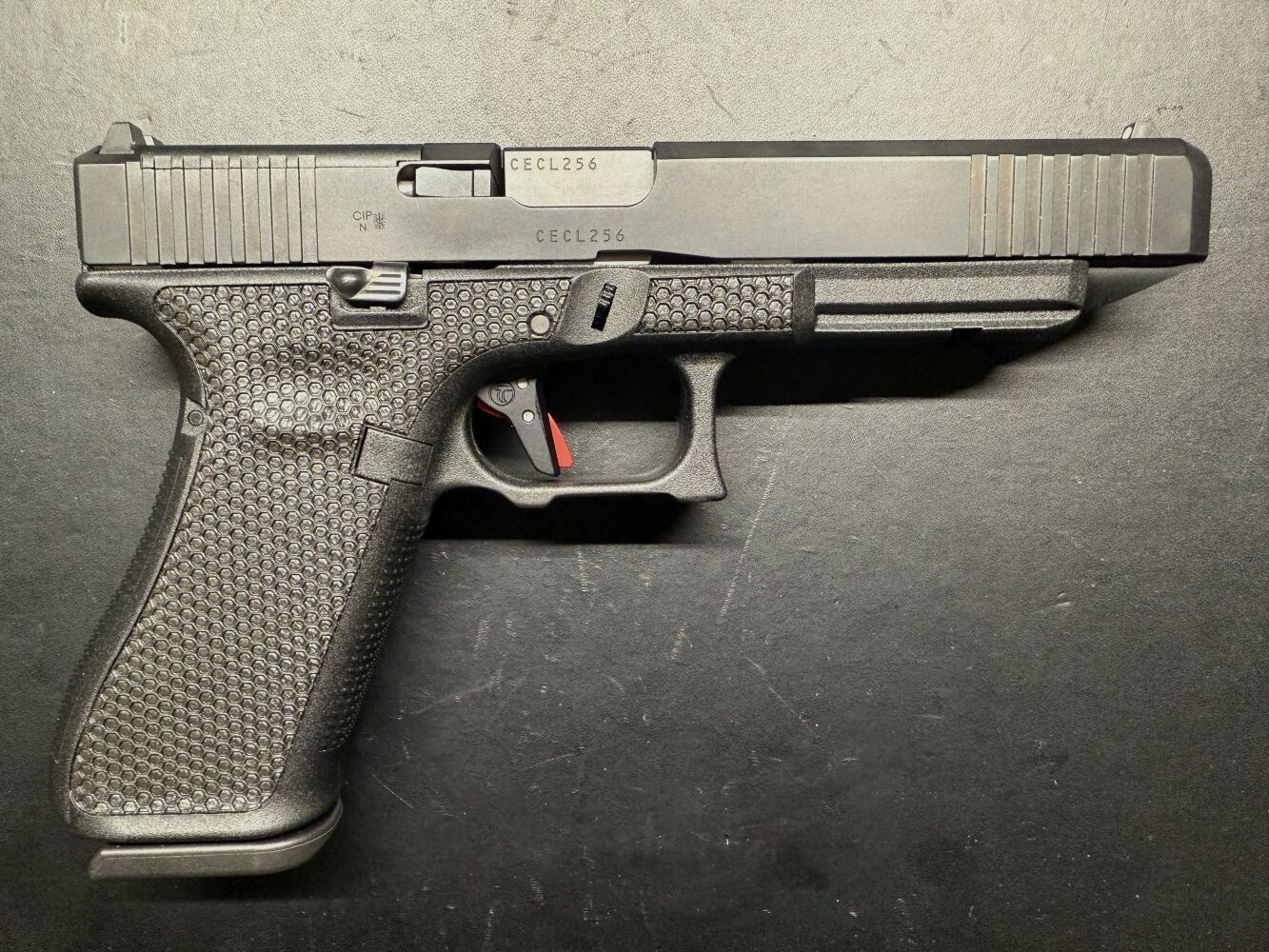 Pistolet personnalisé Glock Peterssen Gunworks 34 Gen.5 MOS personnalisé