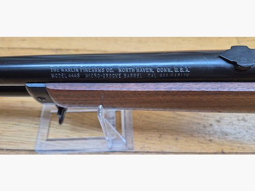 Sehr schöne und leistungsstarke Marlin 444 S Büchse – Kaliber 444 Marlin – Kapazität 5+1 – Waffe von 1981 mit Stempel „JM“ – Qualität der New Haven Fertigung von Marlin vor der Insolvenz! – Holz, Mechanik und Anpassungen top – Originalbrünierung zu 100% – Lauf Micro Groove „neu“ – Hervorragender Zustand nahezu neu – TBE+++