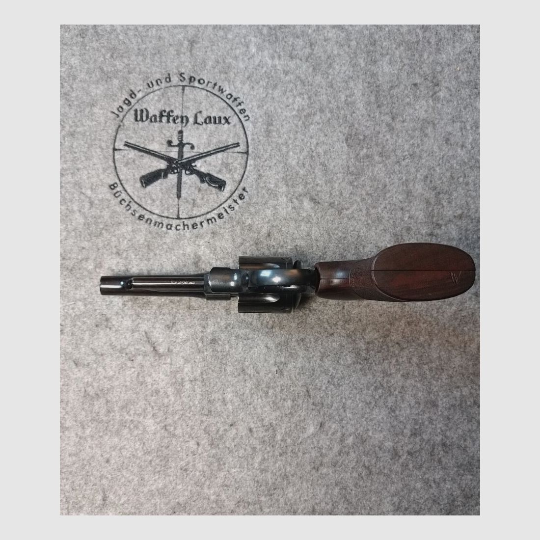 Smith & Wesson Mod. 27-3 Brüniert mit punzierten Holzgriffschalen