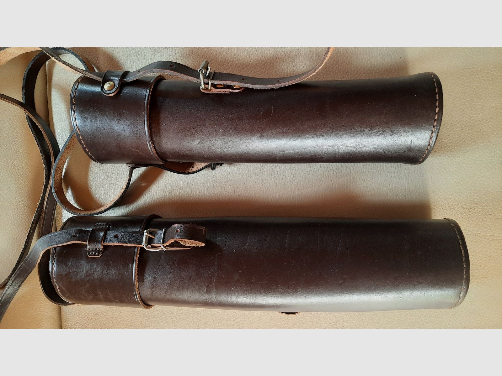 Lederset mit 2 Fernrohrköchern, einer Jagdtasche und einem Patronengurt
