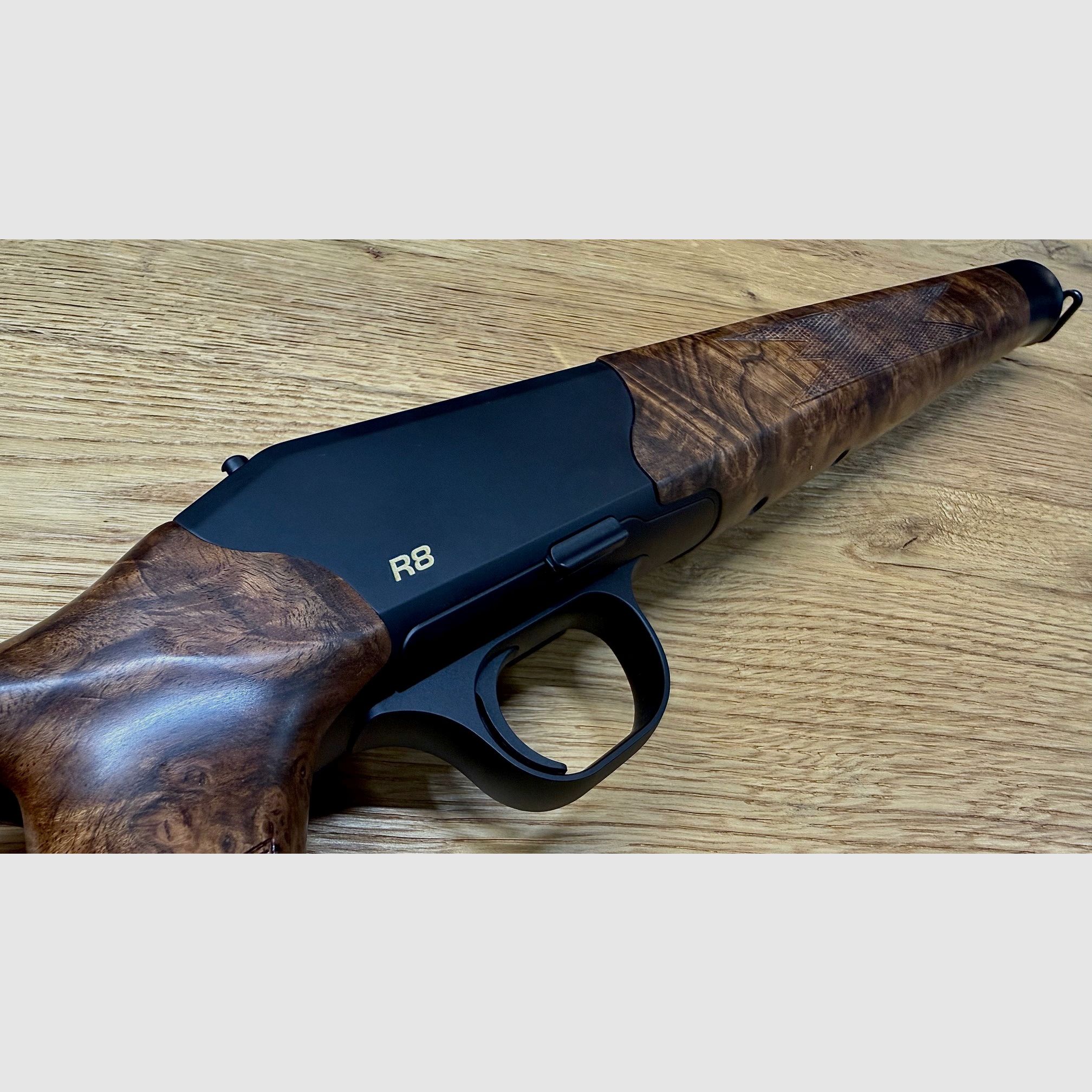 Blaser R8 Holzschaft/Lochschaft mit System, traumhafter, außergewöhnlicher Zubehör-Lochschaft HK 8-9, goldenes R8 Logo