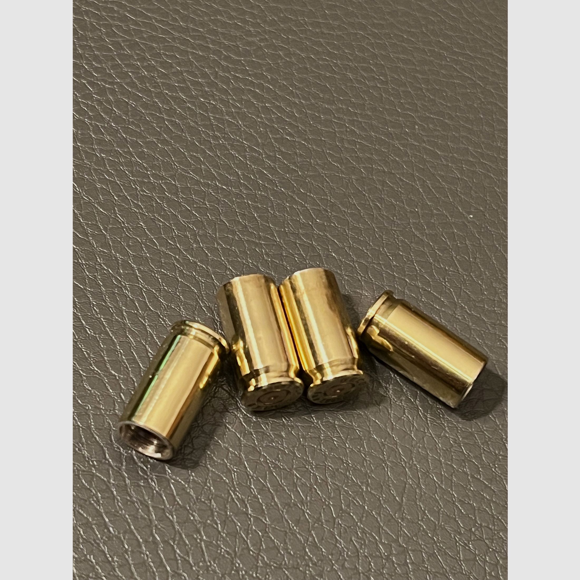 4 Ventilkappen aus abgeschossenen 9 mm Patronen 