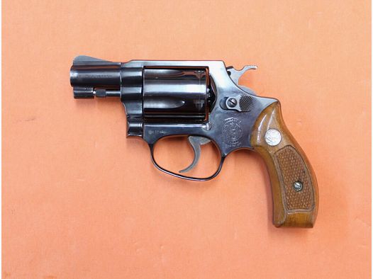 Smith & Wesson Revolver .38 Special Smith&Wesson/ S&W 36 blued, 1 7/8" barrel/ wooden grips used weapon