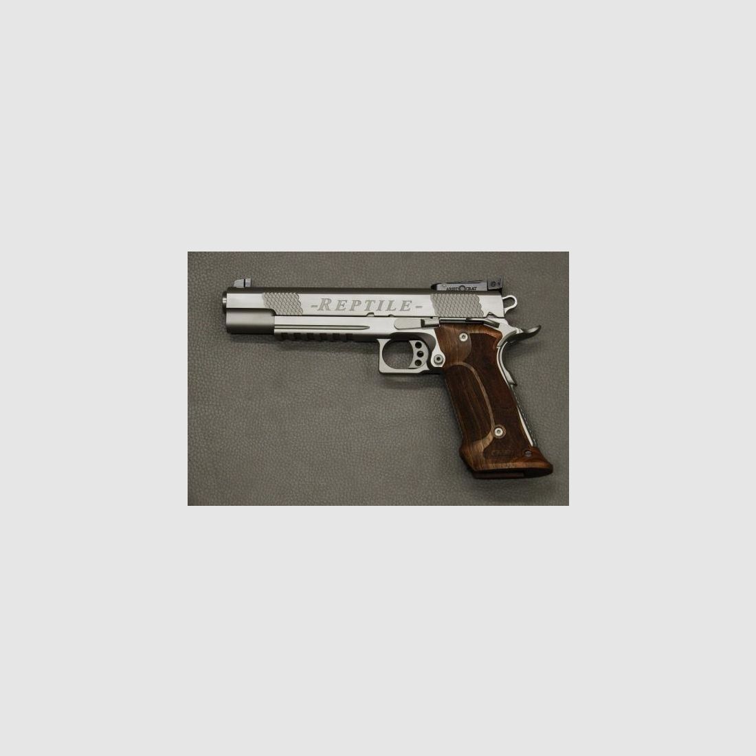 1911 Club 30 Reptile Pistole | Kaliber .45 ACP | Silber CrN PVD beschichtet | Nill-Holzgriffschalen, Bild 1 von 5