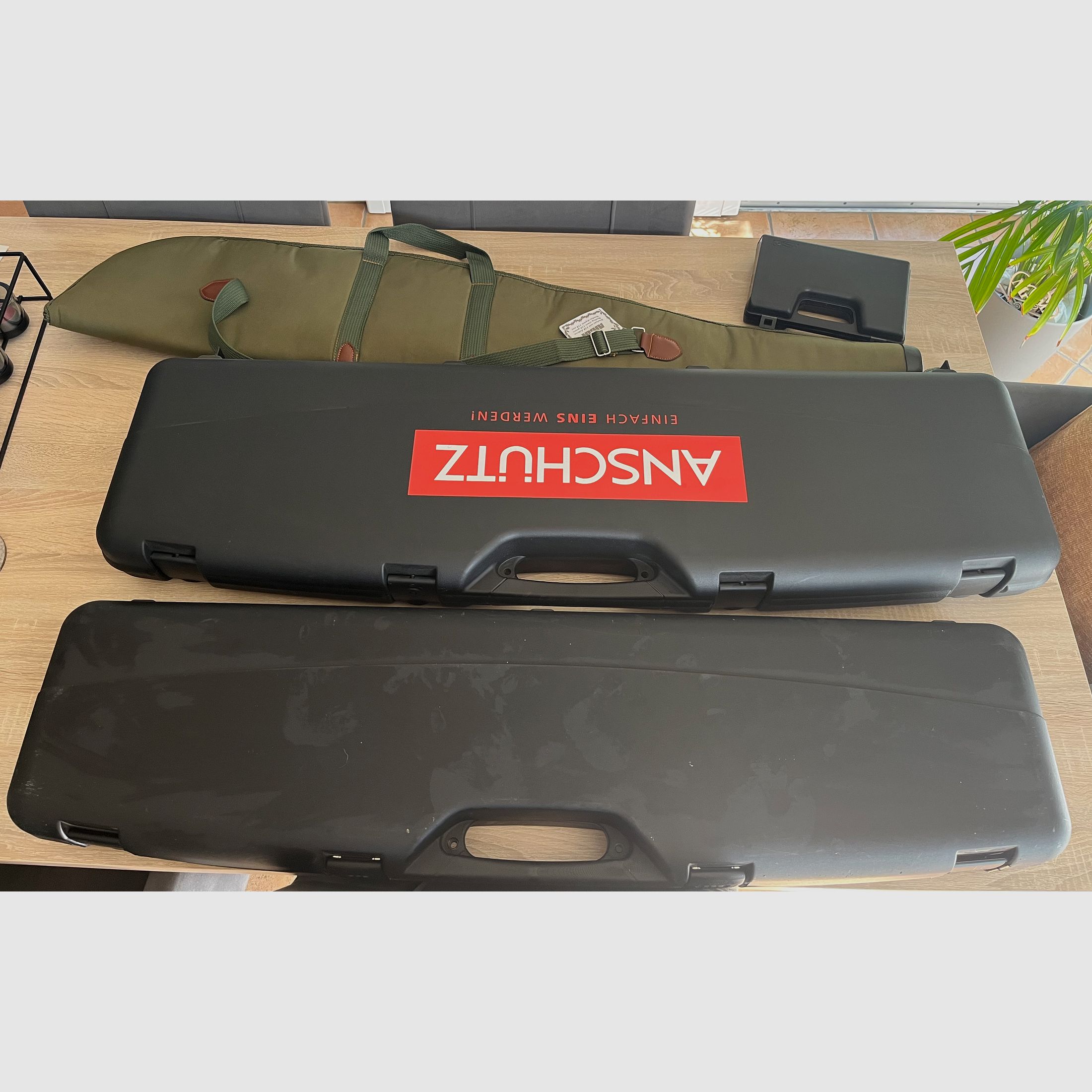 2 Langwaffenkoffer, Kurzwaffenkoffer und Futteral