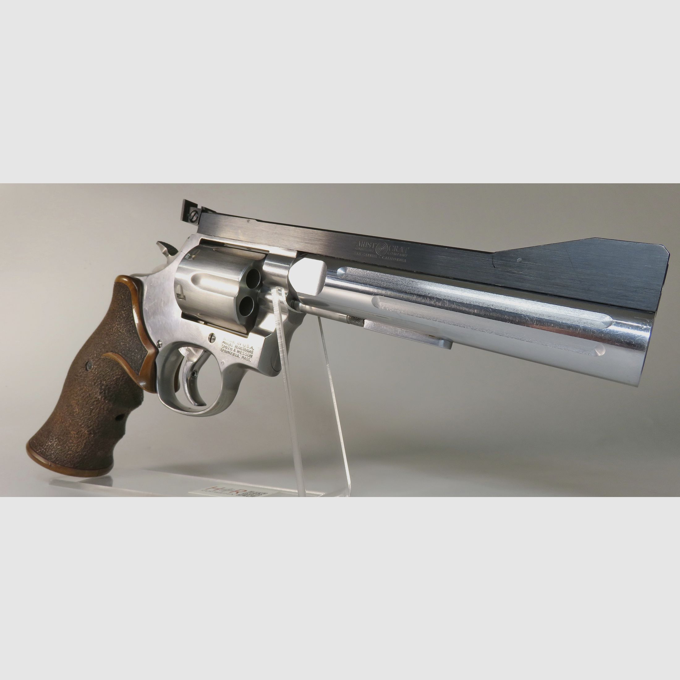 S&W 686-4 | 6 inches | .357 Mag / .38 Spec. | Bull Barrel | Aristocrat 3-position sight | Nill grip
