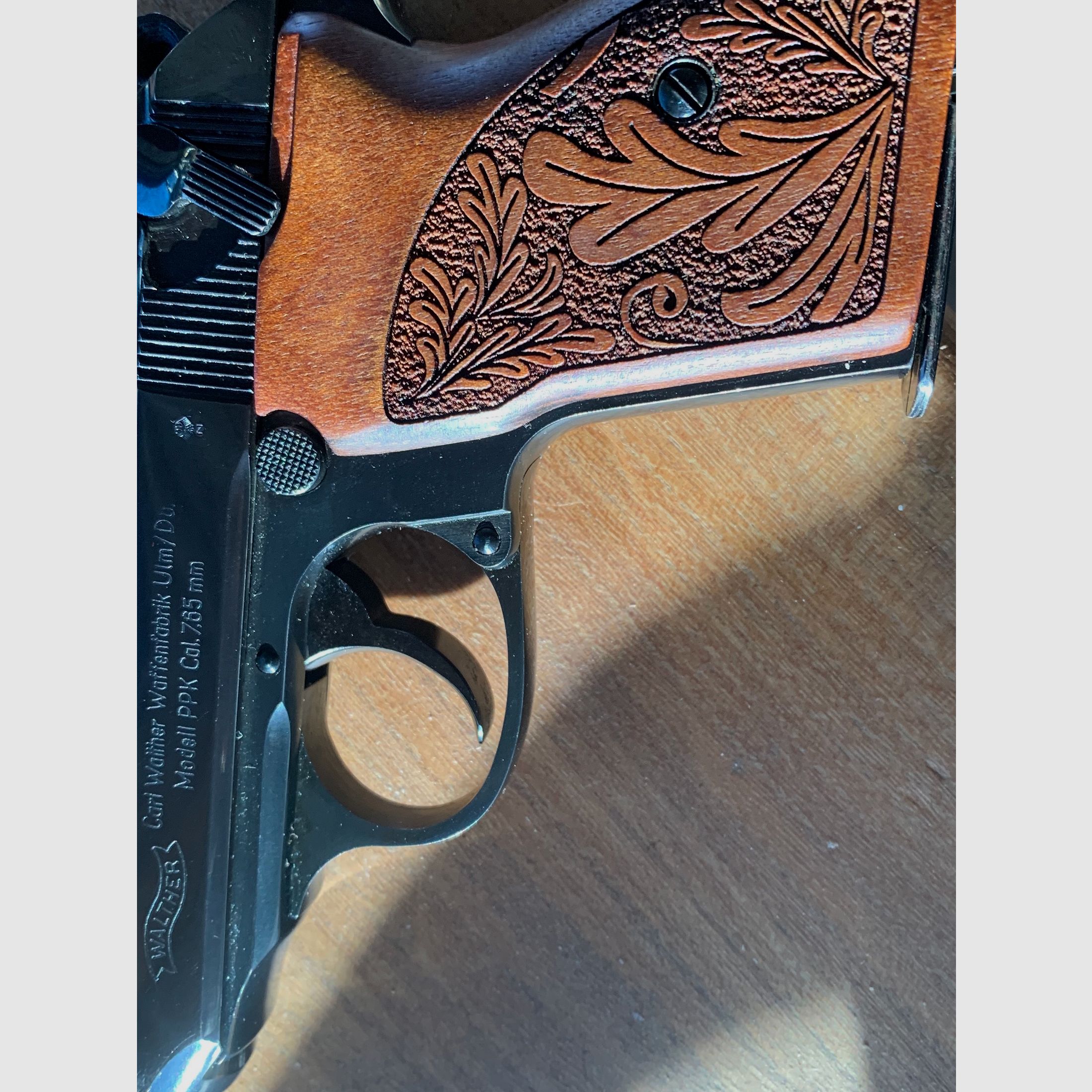 Walther PPK 7.65 mit Holzgriff und jagdlichen Motiven