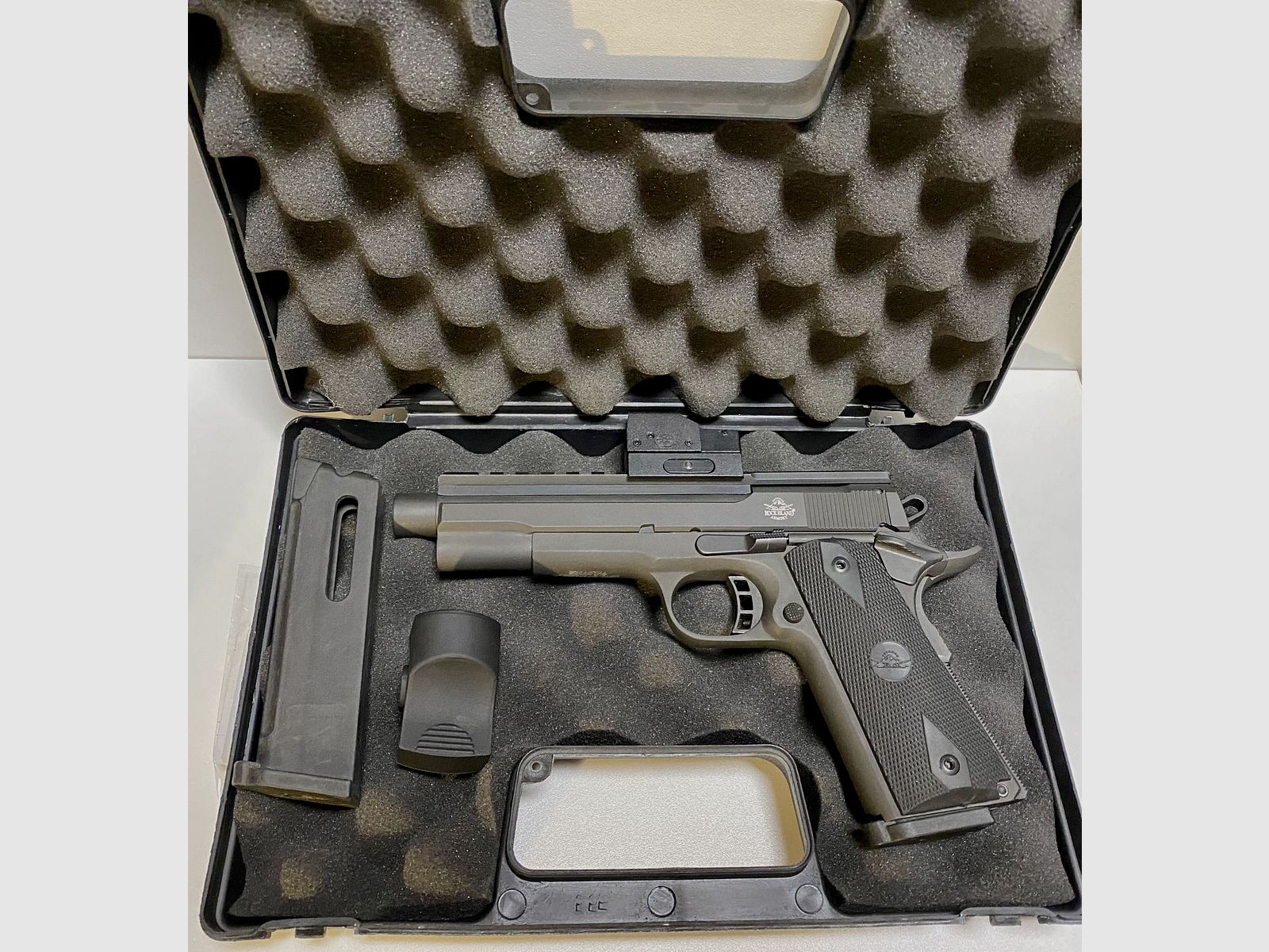 ARMSCOR - Rock Island Armory	 XT 22 FS Top Rail Ganzstahlwaffe mit Red Dot, Mündungsgewinde - Waffen Friedrichsnd