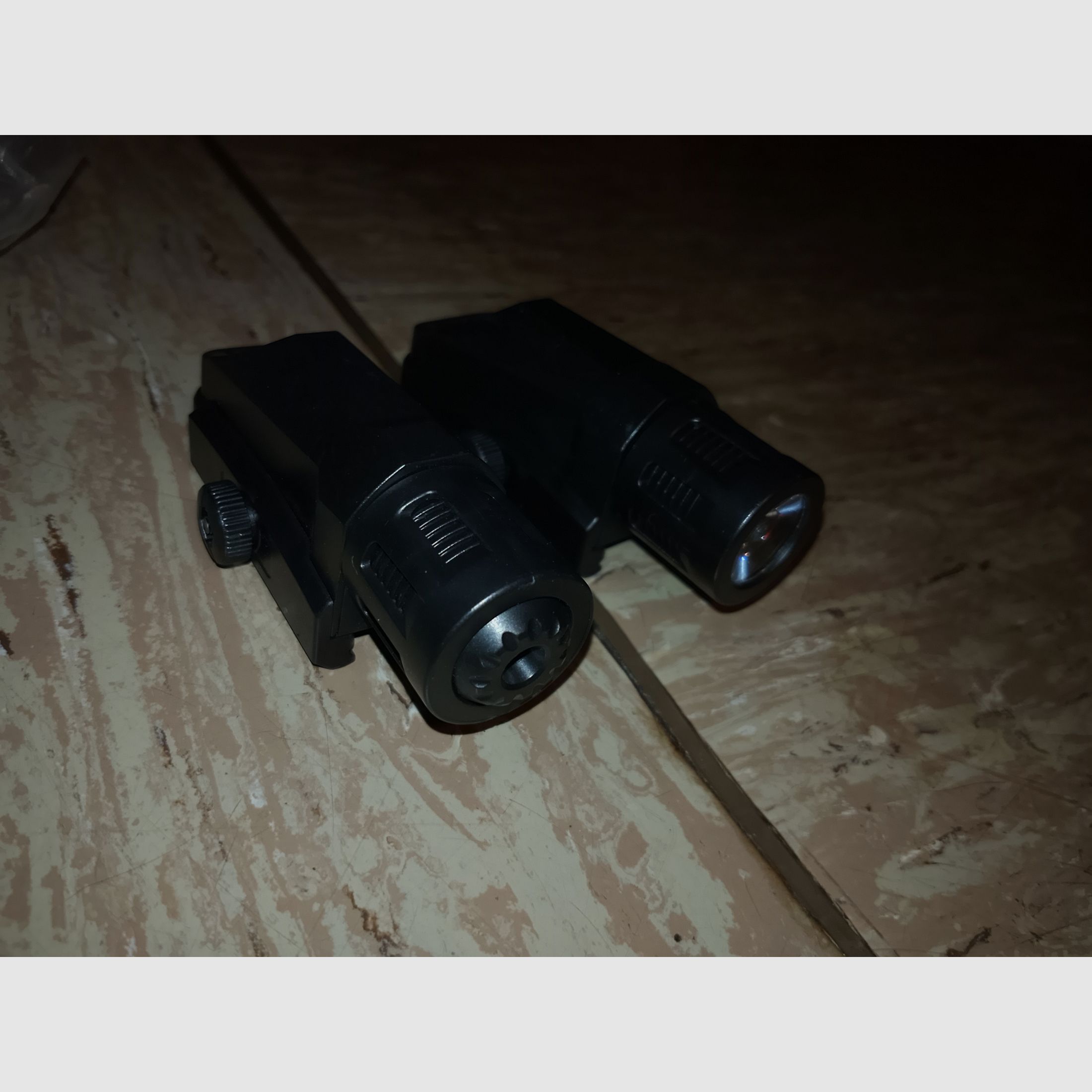 Tactical Taschenlampe Flashlight und Red DOT Laser für picatinny 20mm Set schwarz inklusive Batterien neu Airsoft Softair 