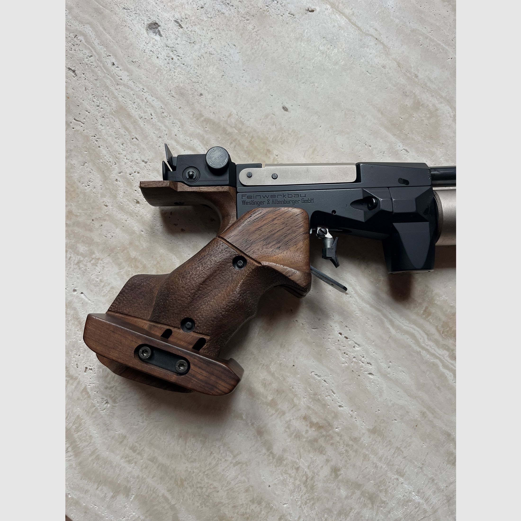 Feinwerkbau P30 pistola de aire comprimido – Estado excelente – 2 cartuchos + maletín de aluminio