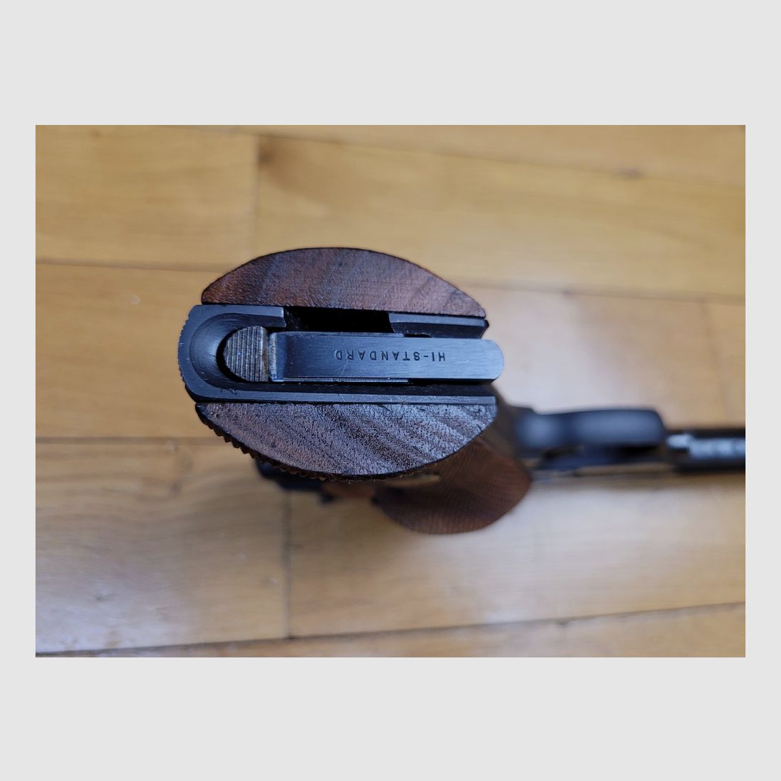 Wunderschöne Selbstladepistole Hi-Standard – Modell Supermatic Citation in .22LR – Waffe von 1967 – Nussbaumgriffschalen mit Riffelung – 100% Brünierung – Mittelschwerer Lauf mit hervorragenden Zügen – Zustand hervorragend, Bild 8 von 21