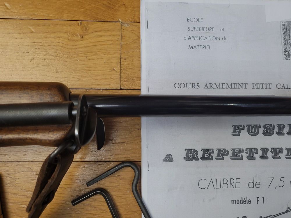 Wunderschönes und sehr seltenes Präzisionsgewehr FR-F1 Typ A – Originalkaliber 7,5×54 MAS – Zielfernrohr APX 806 Nr. 3 (das richtige!) – Spiegel-Lauf mit vollem Potenzial – 2 Magazine mit Gummifuß (auch die richtigen!) – Hervorragender Zustand – Wunderschöne Waffe und Highlight einer französischen Vorschriftssammlung – TBE++, Bild 10 von 30