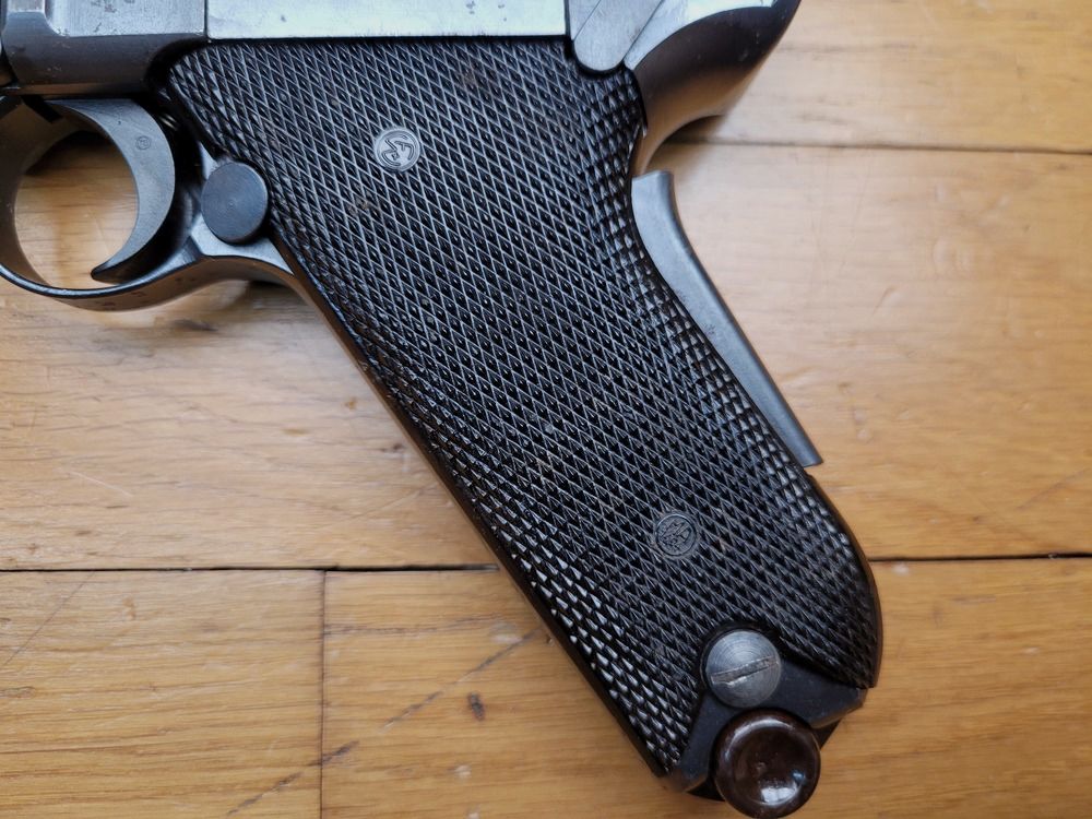 Très beau Luger Suisse P06/1929 – cal 7,65 Parabellum – l&rsquo;un des tout derniers sortis – Très rare exemplaire pour le marché civil ( un des 317 !) – monomatricule – chargeur au modèle – État excellent !, image 3 sur 19