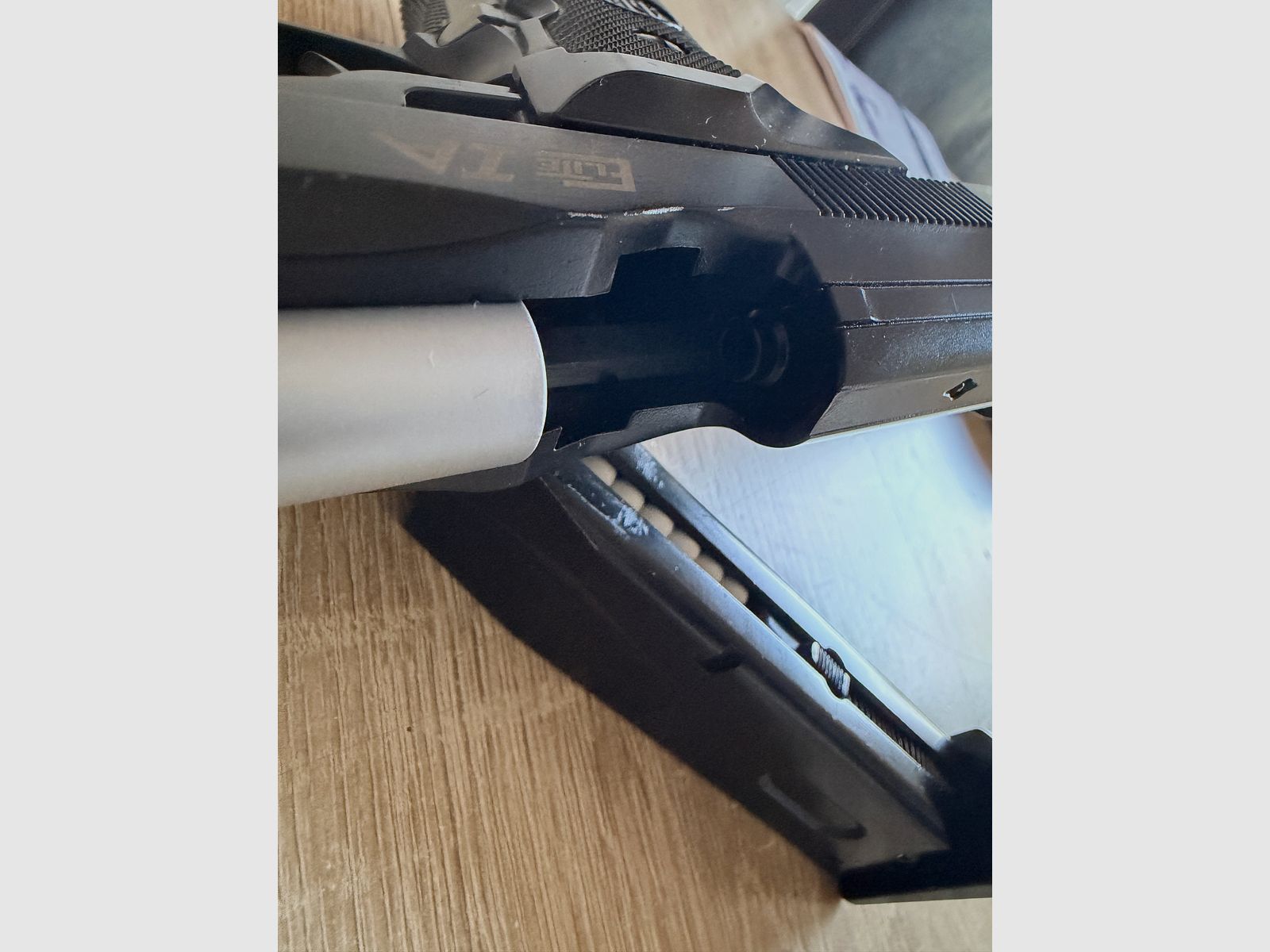 Pistolet airsoftowy KJW Beretta M9A1 z magazynkiem gazowym