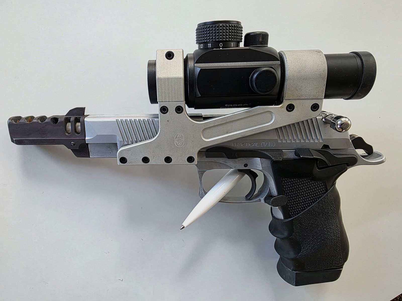 Bernardelli Praktisch 9mm Para mit Tasco ProPoint