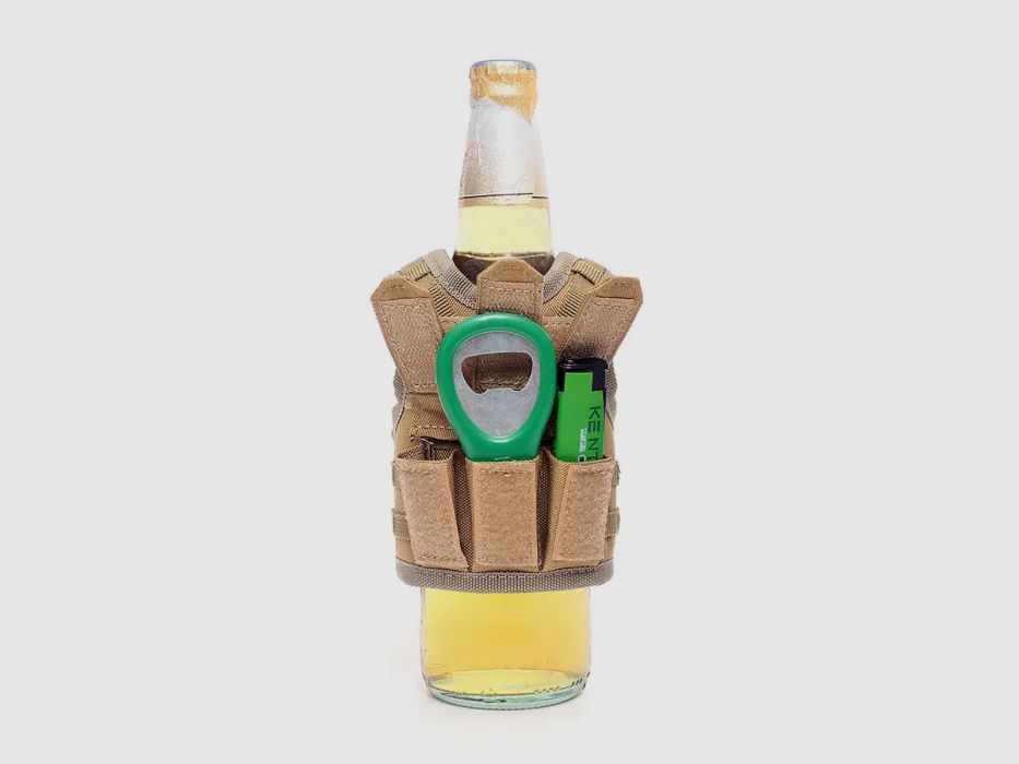 Mini tactische kogelwerende vest met frontzakken voor bierfles / wijnfles / thermosfles - zand