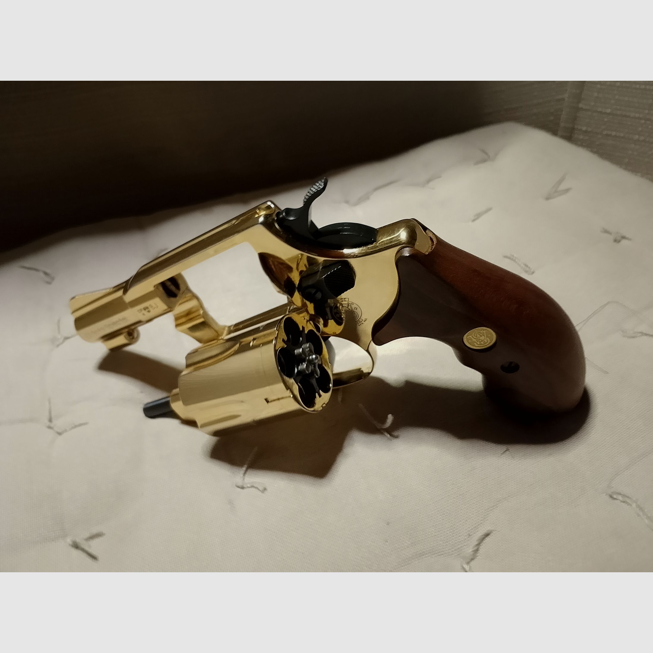 Revólver Smith & Wesson Chiefs Special 9 mm R.K., dorado de 24 quilates, empuñaduras de madera