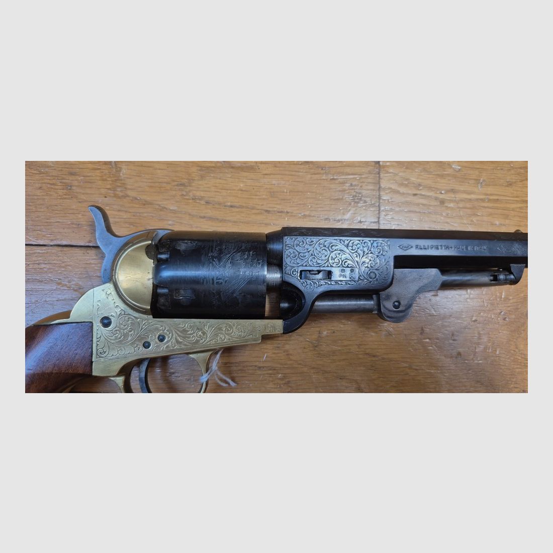 Schöner Schwarzpulverrevolver Colt 1851 von Pietta — Modell „Navy Yank“ — Kal. 36 — Luxusversion — Gehäuse und Lauf graviert — 100% schwarze Brünierung — Perfekte Mechanik — Waffe gestempelt BF (1995) — Ausgezeichneter Zustand — TBE+, Bild 21 von 23