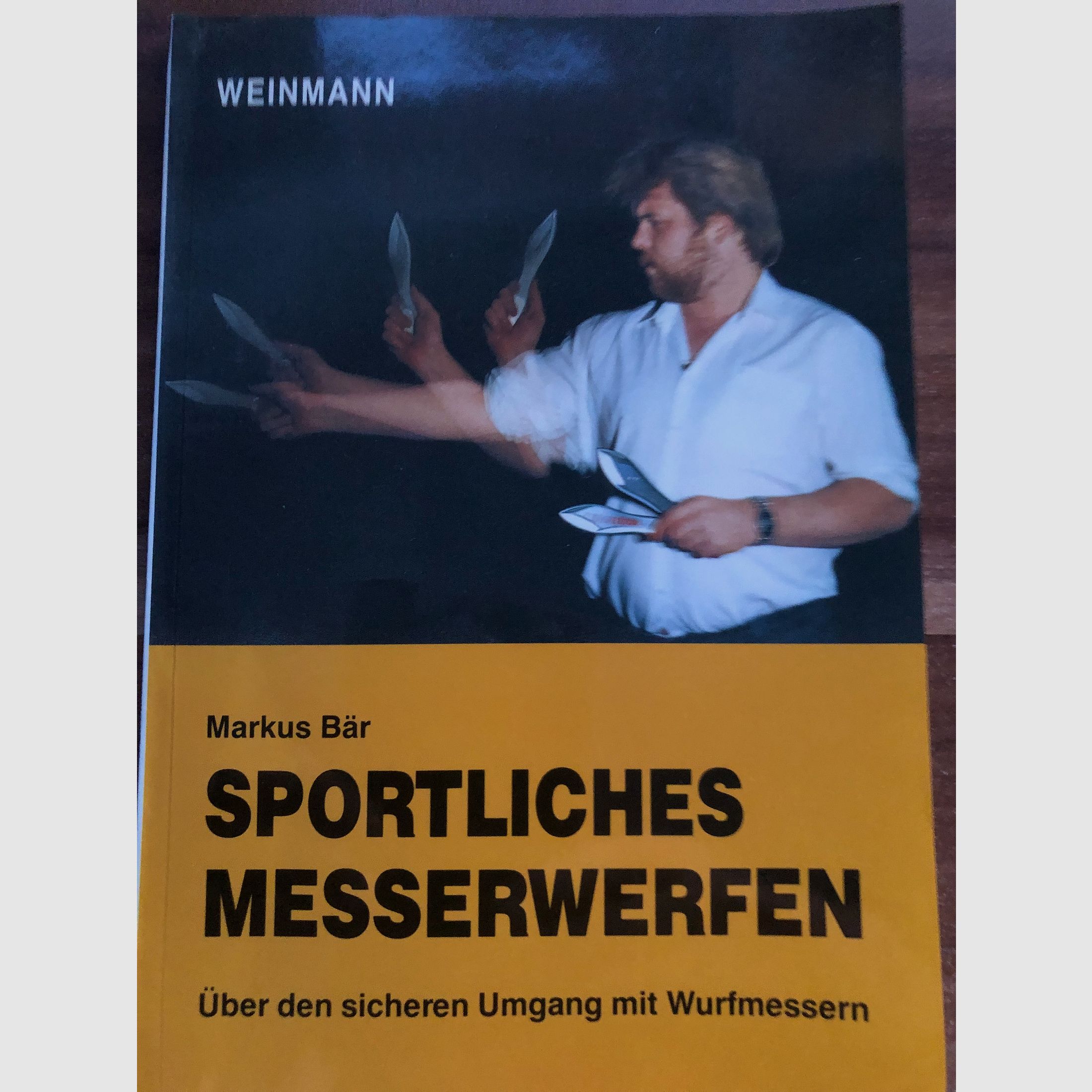 Una explicación transparente sobre el manejo de cuchillos arrojadizos (técnica, aspectos de seguridad).