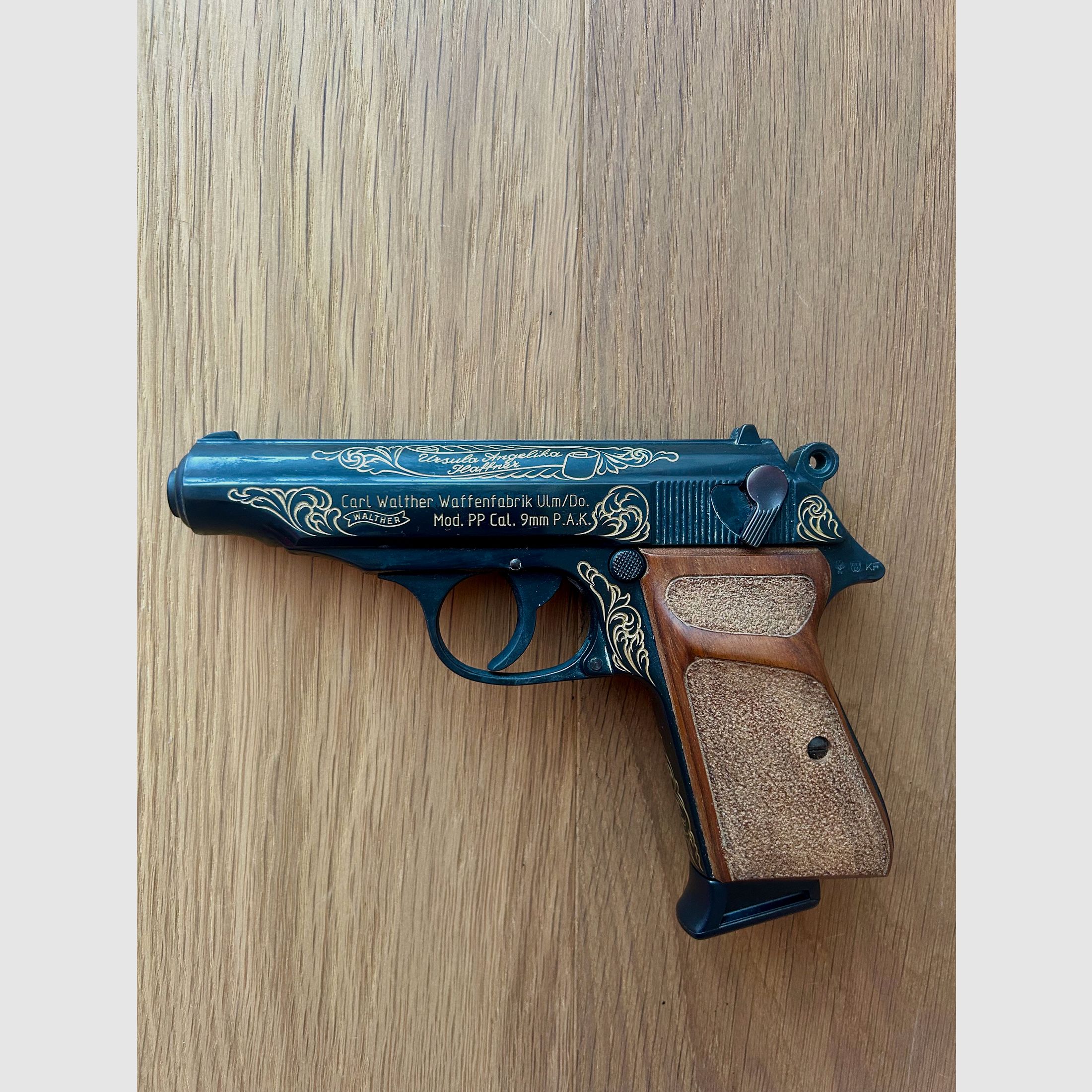 Unikat  Schreckschusspistole Walther PP cal. 9 mm P. A. K. mit Gravur