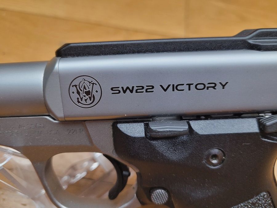 Nuovo – pistola SW22 Victory – calibro 22LR – canna bull in 5 ¼ – tutto in acciaio inossidabile – organi di mira in fibra ottica – 2 caricatori – picatinny possibile – bello quanto preciso, immagine 1 di 17