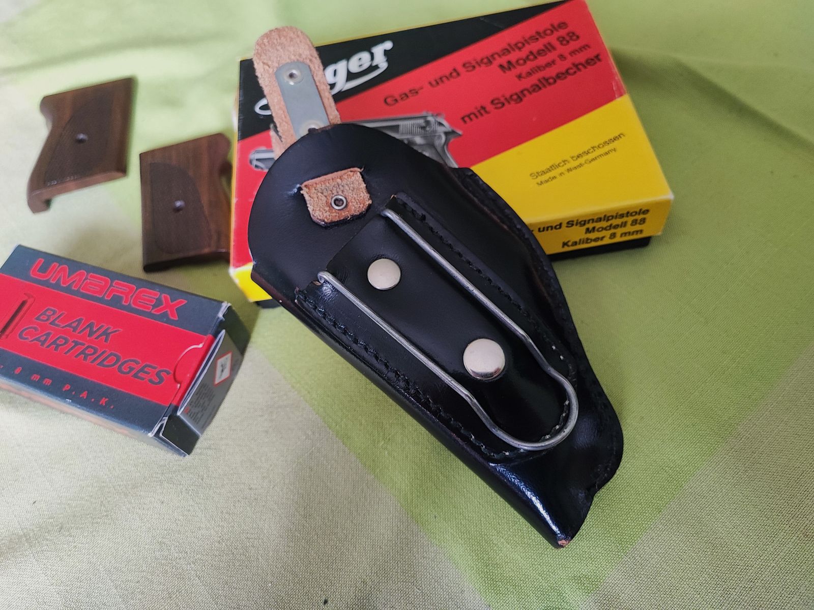 Luger 88 - 8 mmK PTB 414 aus der Röhm-Fertigung mit Holzgriffschalen, Lederholster, Munition