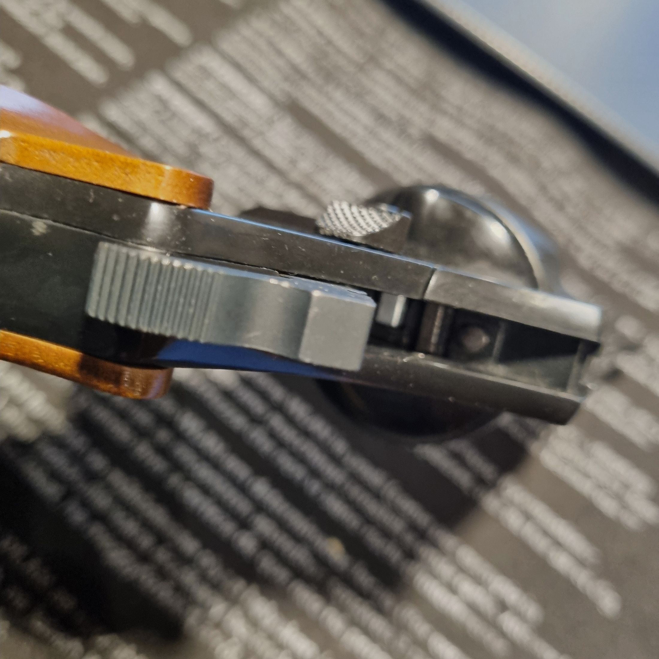 Smith & Wesson, Mod. Combat, 9mm, PTB 607 altes Modell, Holzgriffschalen, brüniert, zzgl. 50 Schuss