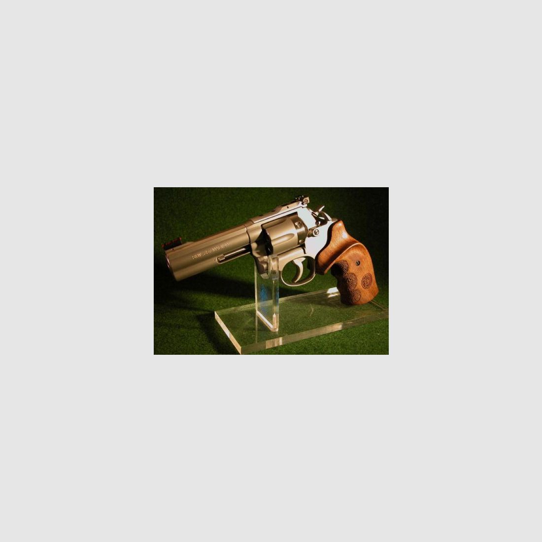 NEW BASIC COMBAT S&W 686-6 4"Zoll 357 Magnum