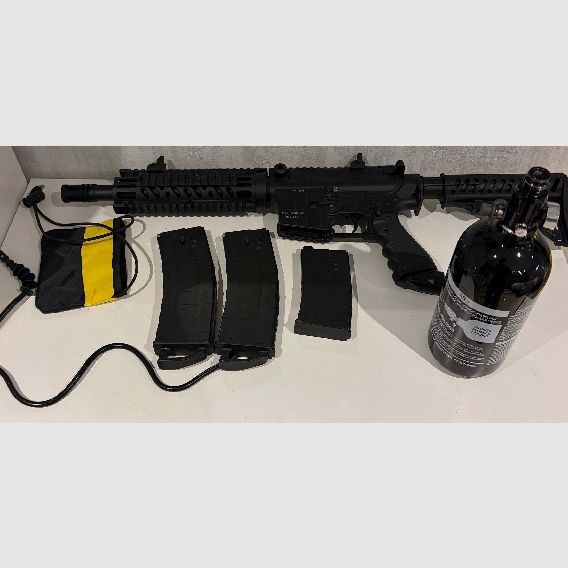 Tippmann TMC MagFed Markierer im M16-Look + 2 Magazine & große Flasche 