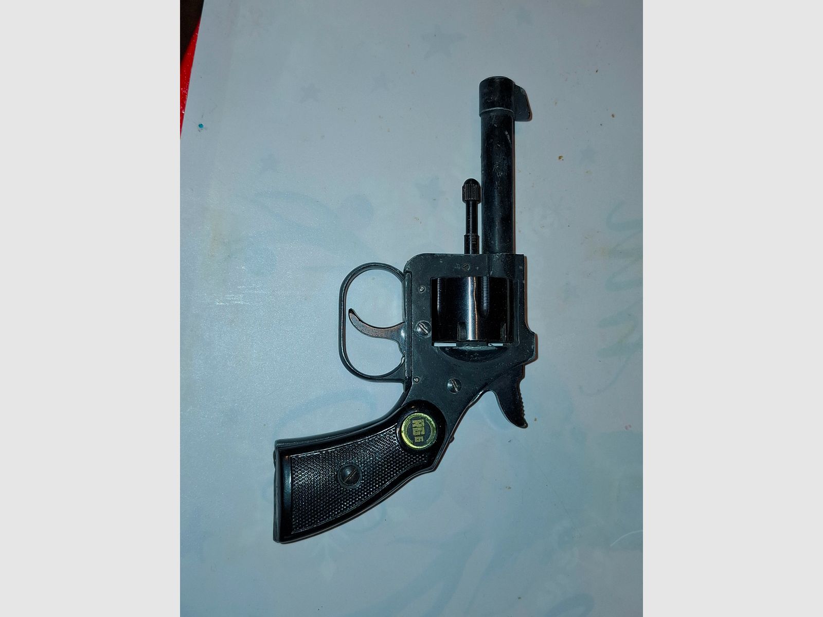 4 pistolets/ revolvers à blanc