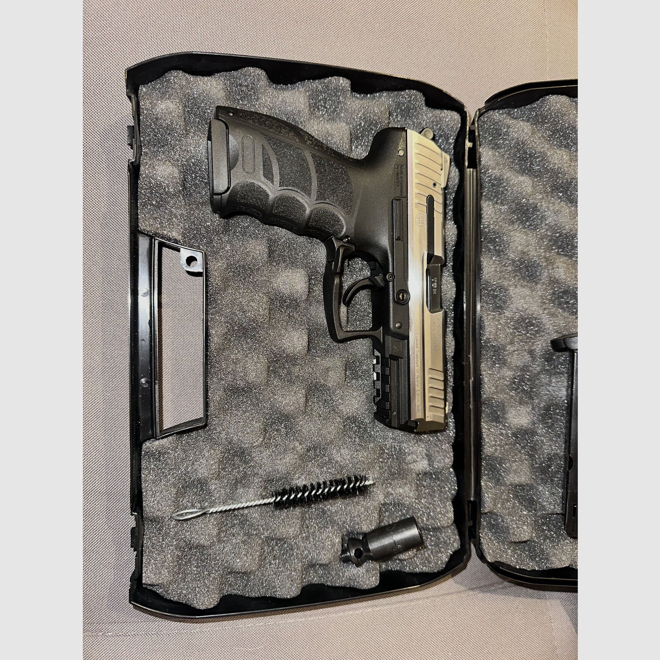 Heckler & Koch P30 – 9 mm P.A.K. – nickel/bicolore – PTB 912 – mallette