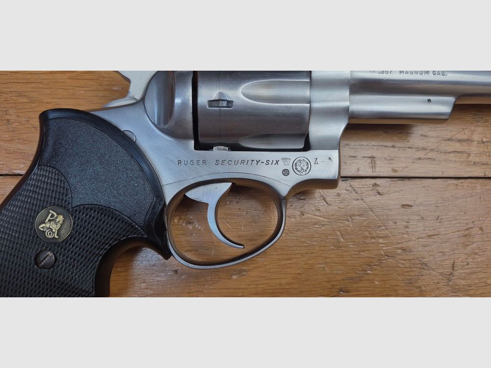 Sehr schöner Revolver Sturm Ruger Security-Six — Kal. .357 Magnum — Weniger verbreitete Edelstahl-Finish in sechs Zoll — Waffe aus Ende 1981 / Anfang 1982 — Immer noch die beste Zeit von Bill Ruger — Sehr sehr schöner physischer Zustand des ästhetischen und mechanischen Athleten! — Pachmayr-Griffschalen — Spiegel-Lauf — Ein Klassiker, der in Edelstahl und in sechs Zoll selten geworden ist — TBE+ / TBE++, Bild 5 von 28