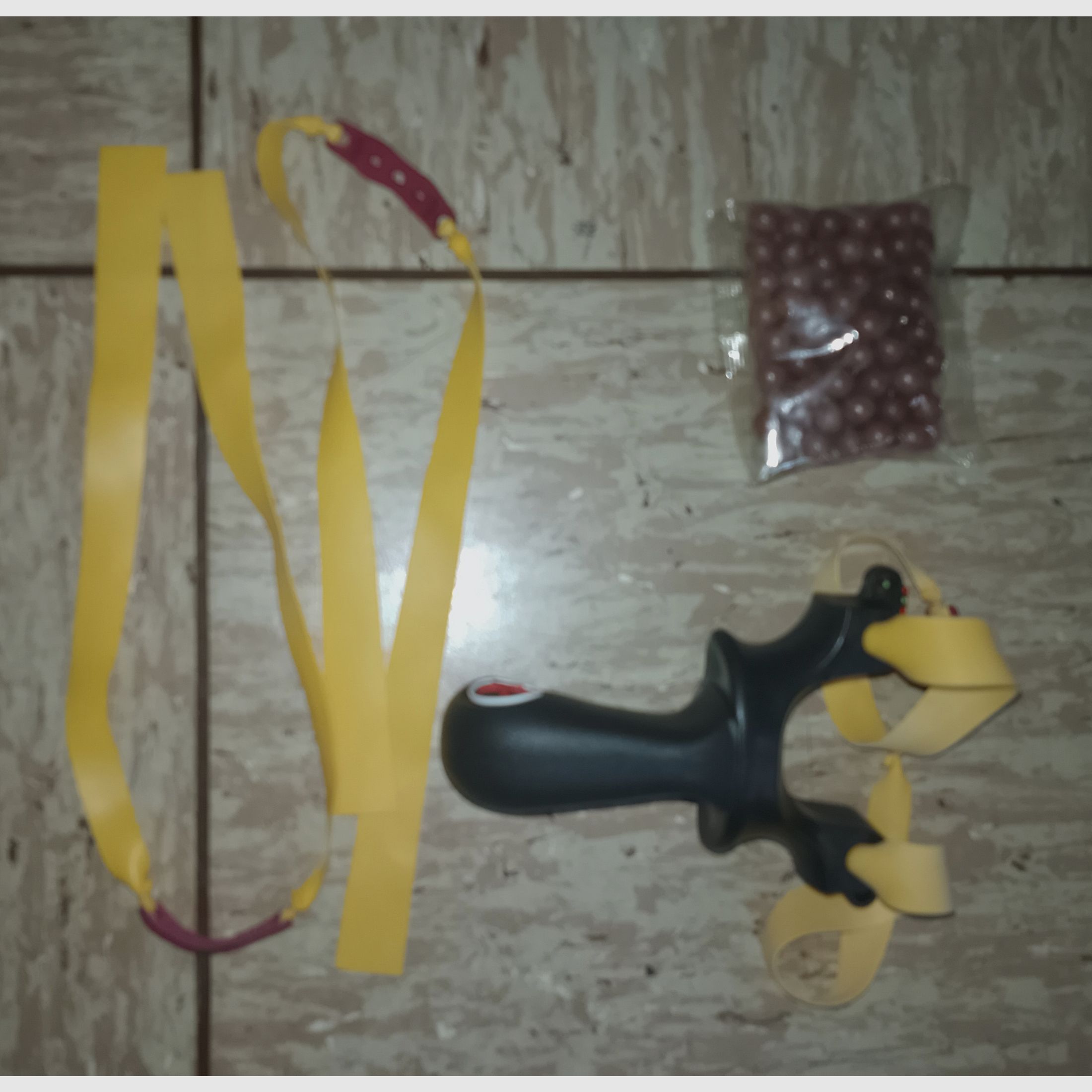Neue Steinschleuder Zwille Schleuder Red Star mit Zubehör Ersatzgummi Munition  schwarz Roter Stern 
