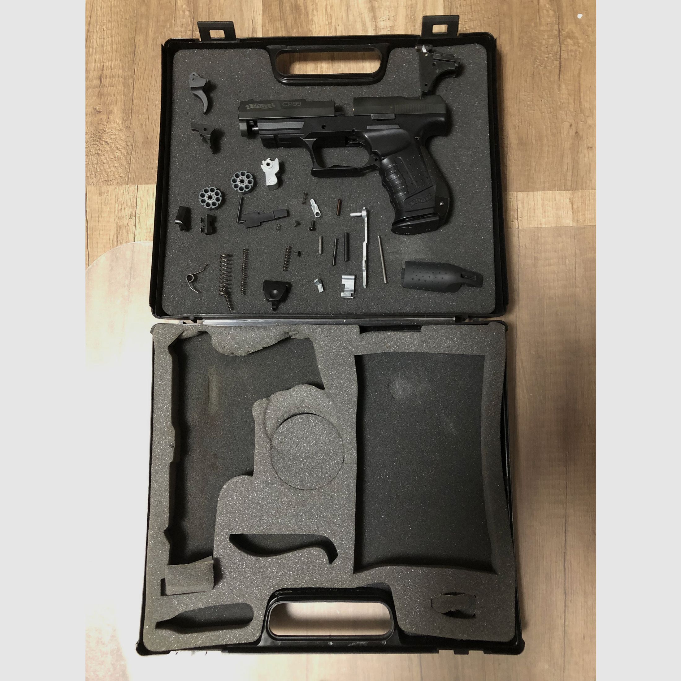 Walther CO2 CP99 pistool als onderdelenhouder