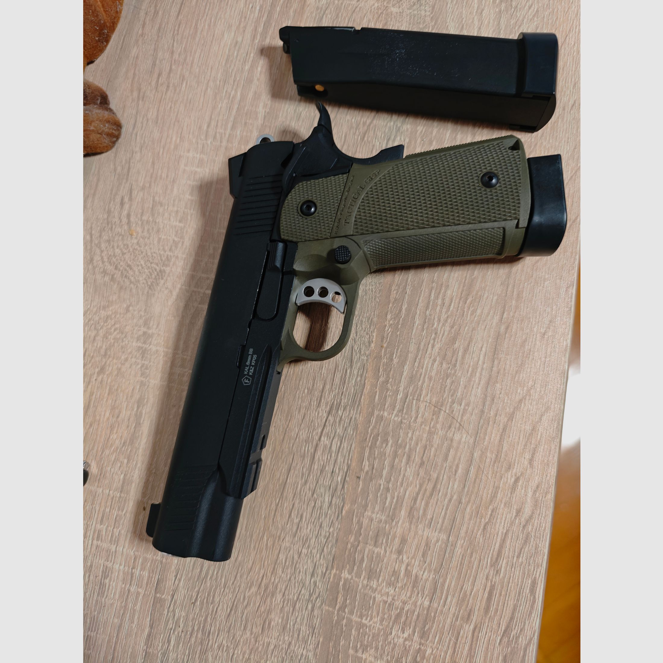 Airsoft pistol CO2