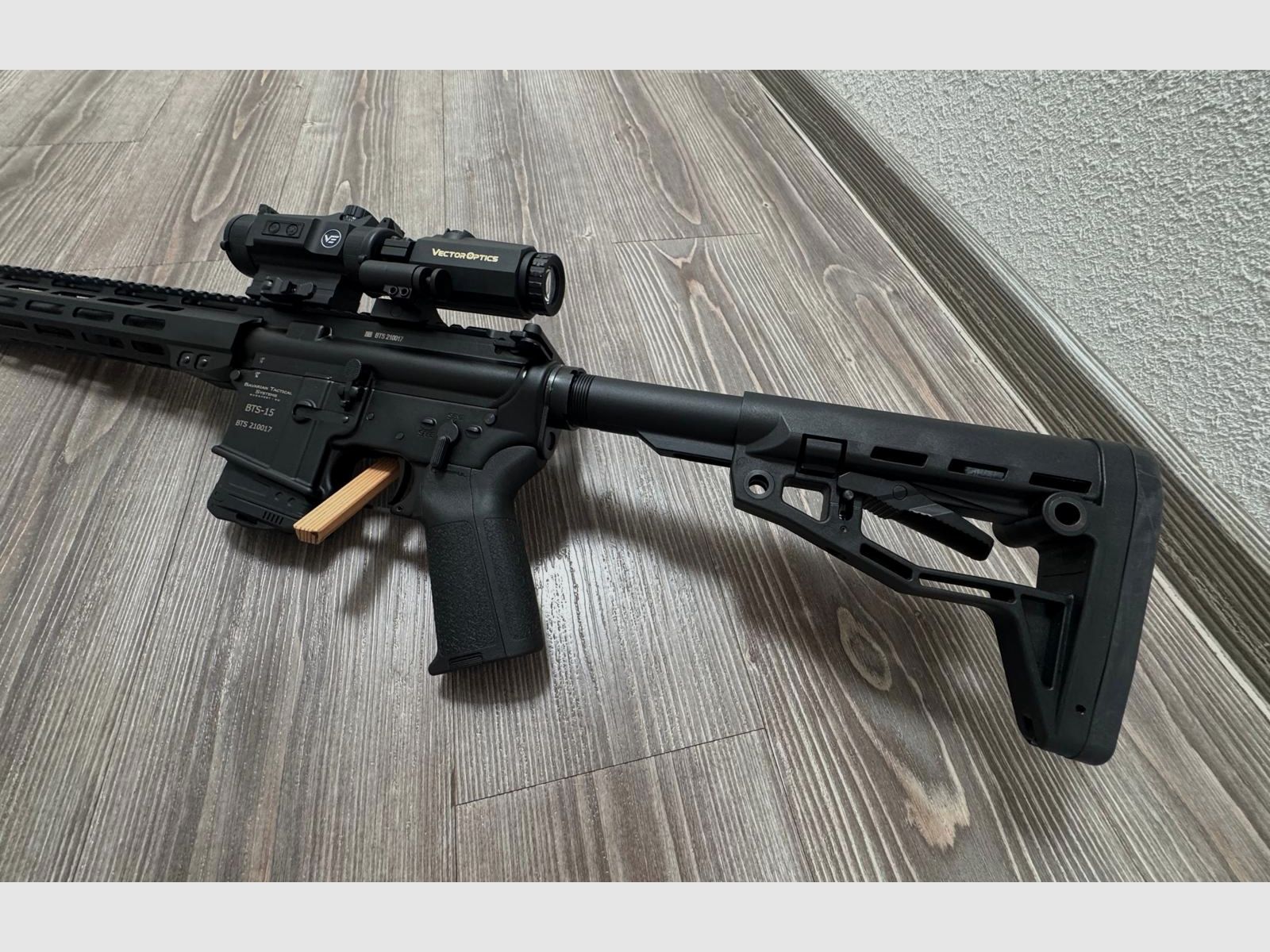 BTS AR15 calibro 300 BLK Blackout con grilletto Match e ottica Vector