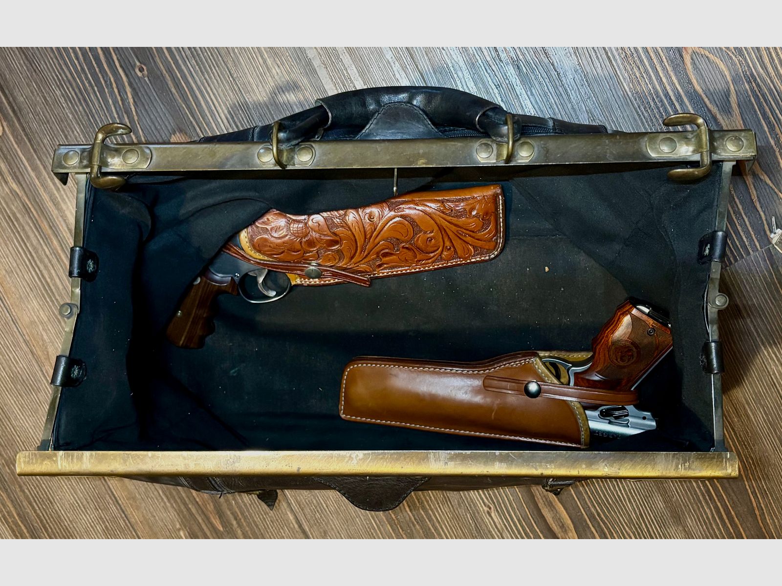 Alte DOKTOR TASCHE für den ambitionierten Revolver- und Pistolenschützen