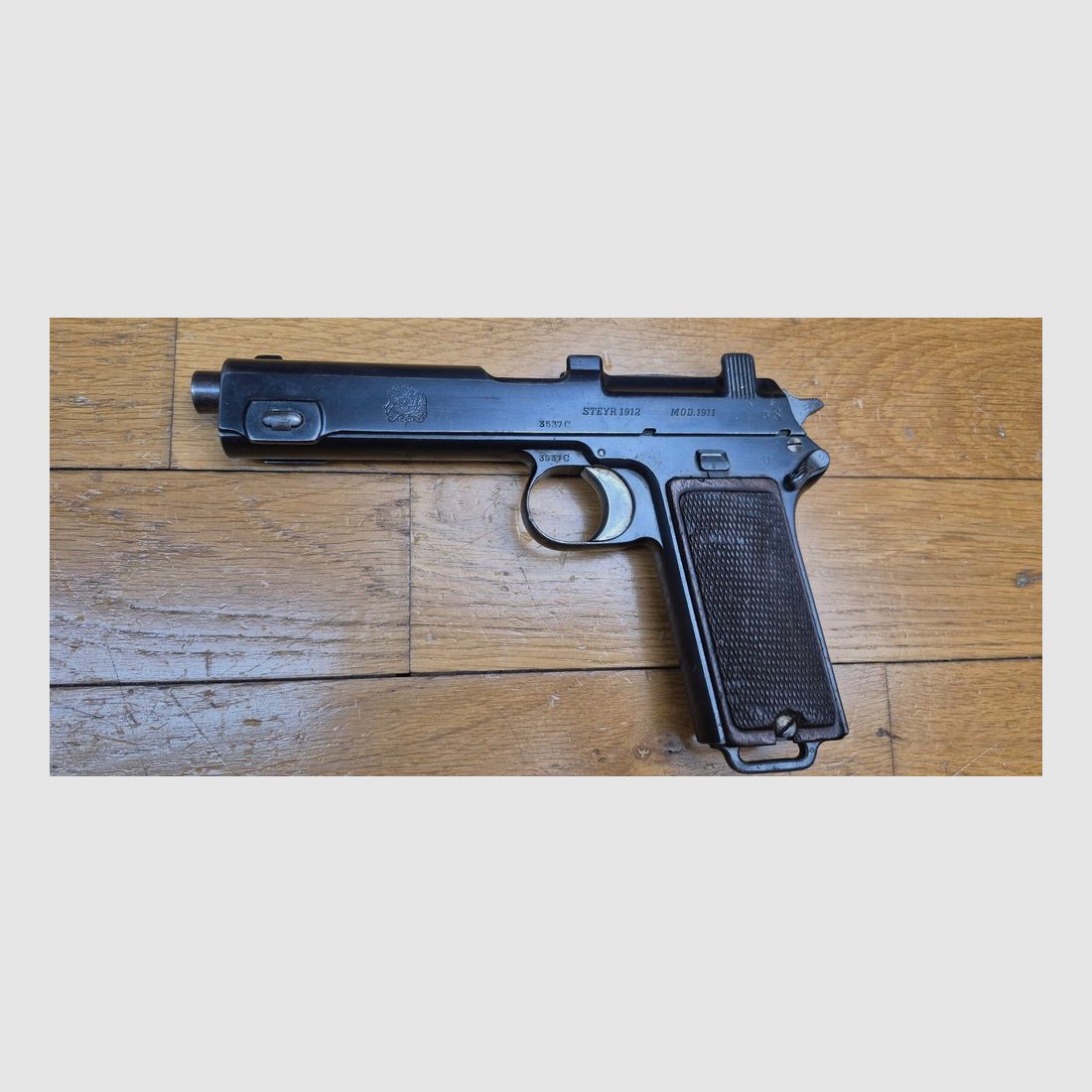 Zeer mooie Steyr Hahn 1911/1912 Pistol – Een van de beste van de Eerste Wereldoorlog – Kal. 9mm Steyr – Chileens wapen uit 1912 – Volledig enkelvoudig serienummer tot en met de magazijnvoet inbegrepen – Wapen van Oostenrijks-Hongaarse aristocraten dat de magie van Oost-Europa uitstraalt – TBE ++!, afbeelding 2 van 25