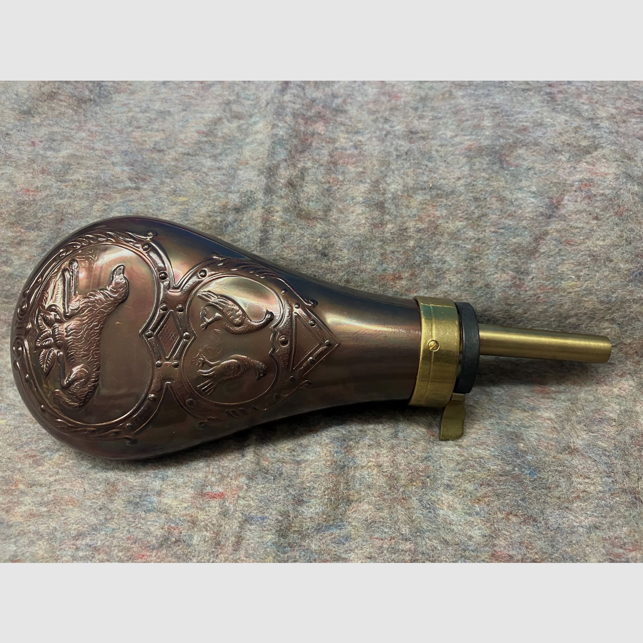 Pulverflasche mit Jagdhund Motiv