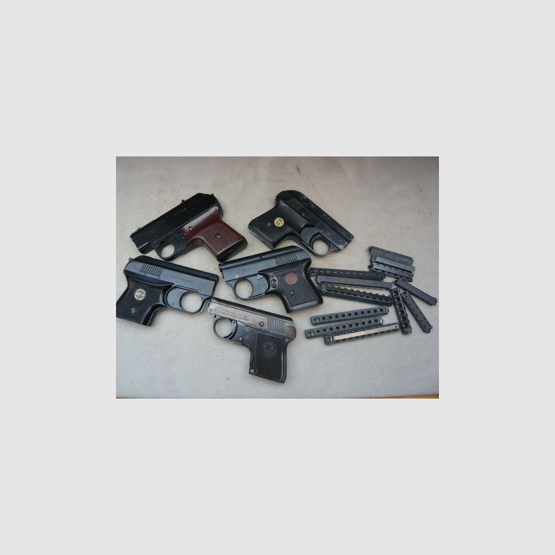 Collection of blank-firing guns in cal. 6mmPl. + magazines