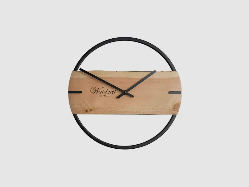 Wanduhr Novum aus Zirbenholz