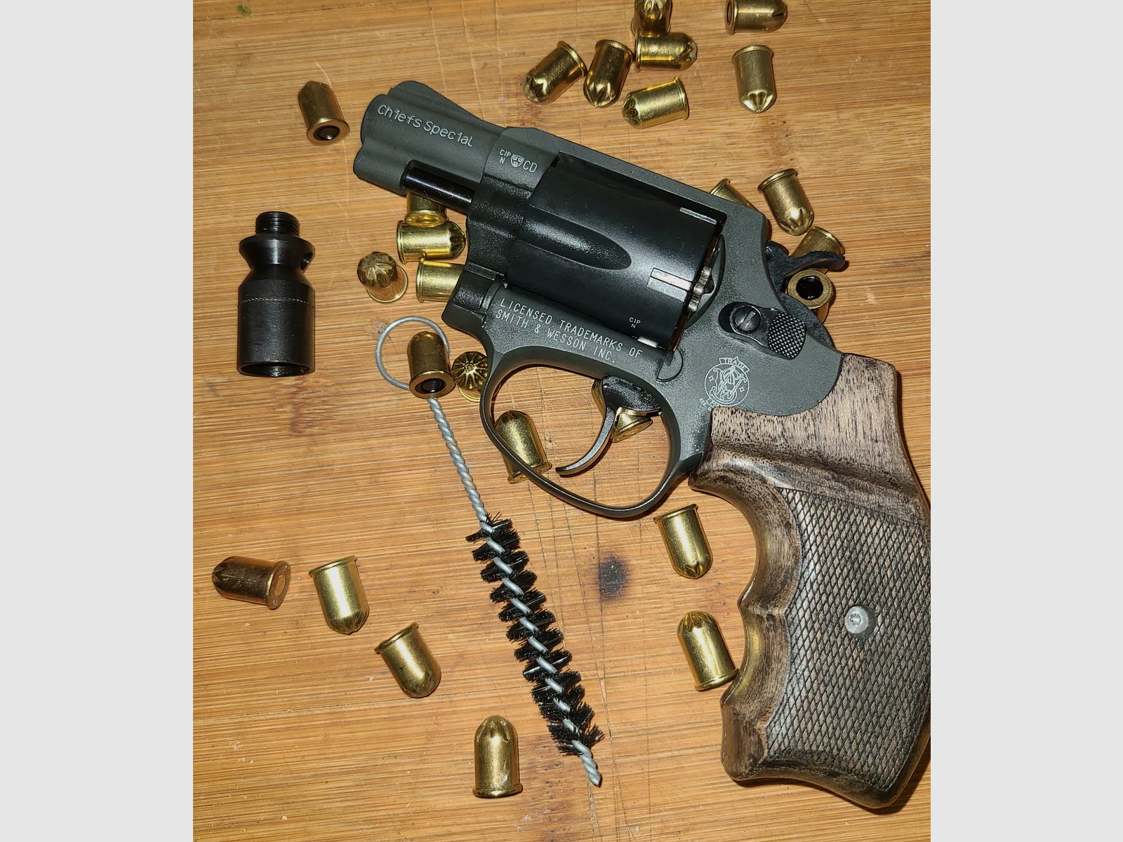 SELTEN REVOLVER SMIT & WESSON CHIEFS SPECIAL / HOLZSCHALEN GRIFF / cal. 9mm / PTB 794 / SCHRECKSCHUSS GAS PISTOLE SILVESTER SELBSTVERTEIDIGUNG SAMMLER mit ZUBEHÖR ohne VP