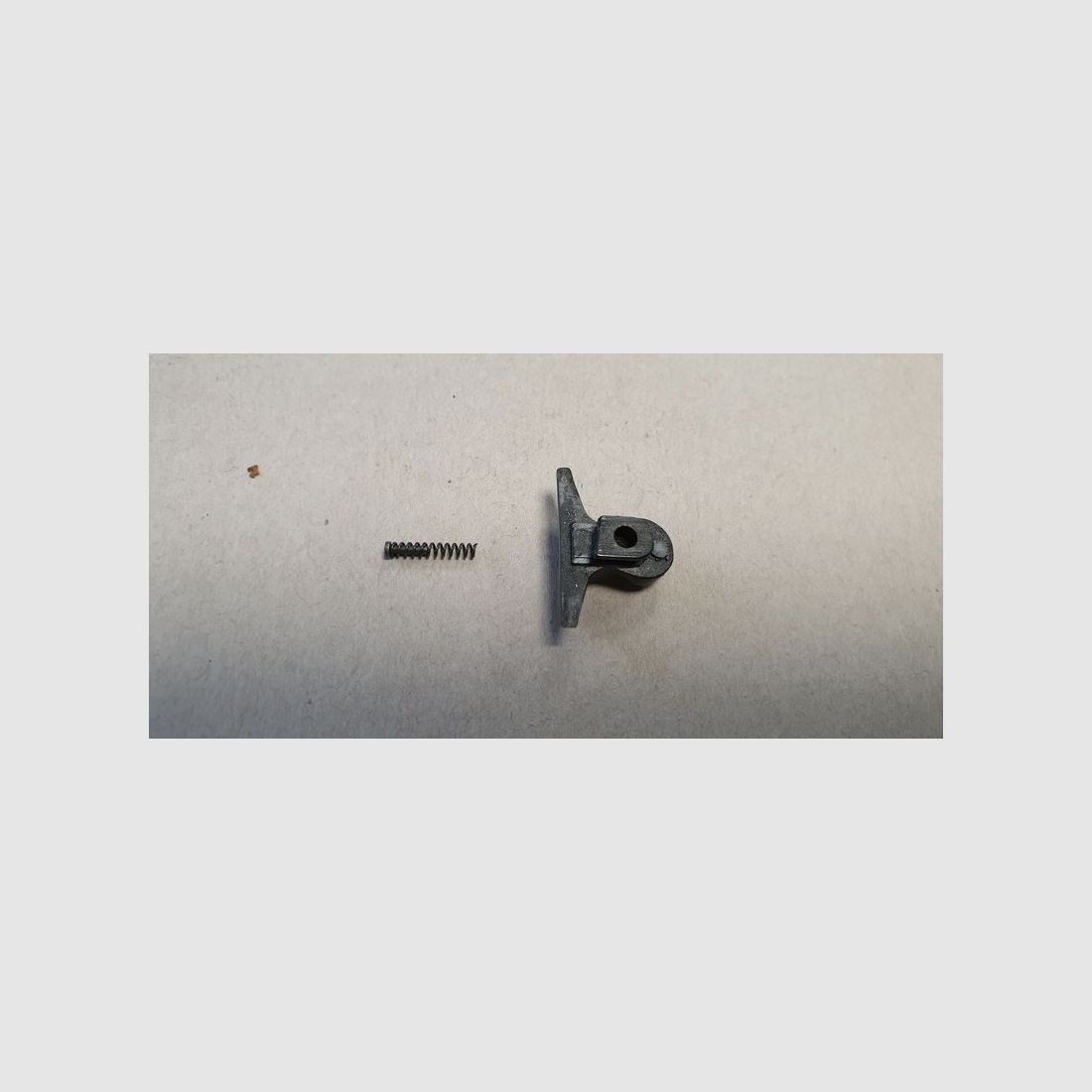 Verriegelungsklinke + Feder für Colt Cobra, Bild 2 von 2