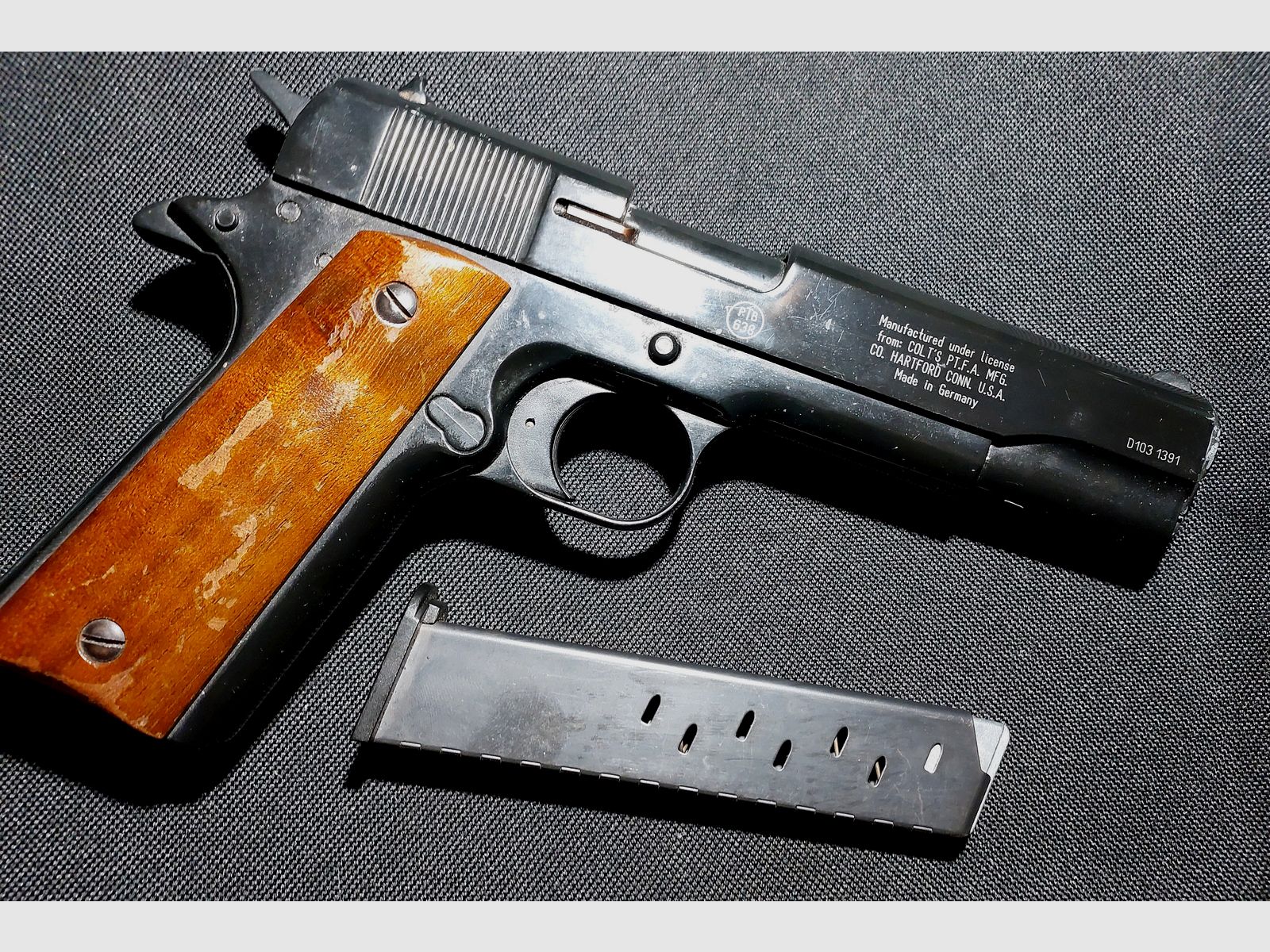 Colt Government 1911 A1 Schreckschuss Pistole 9mm P.A.K. (PTB 774) "vintage Holzgriffe