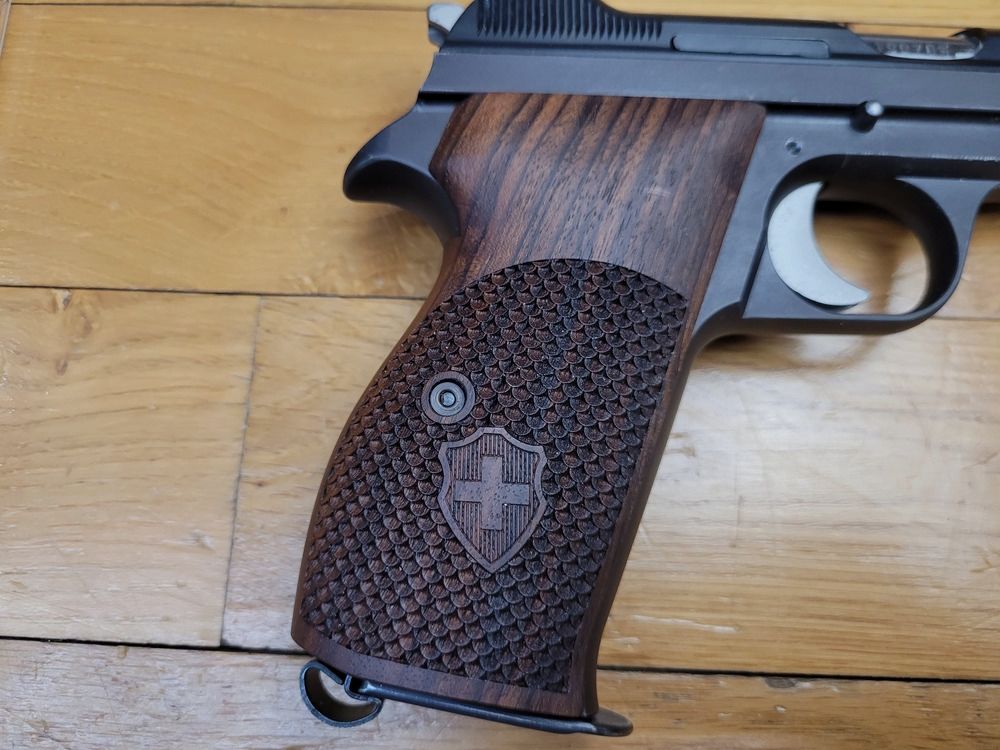 Prächtige SIG P210-2 Pistole – Mythos des 9 para – Militärwaffe Modell P-49 aus der 6. und letzten Lieferung – Waffe von 1974 – Brünierung, Funktion und Traumlauf – Original Militärgriffschalen, reguläre Holster und Nill Target Luxusgriff – Top Sammlerstück – Neuwertiger Zustand!, Bild 19 von 23