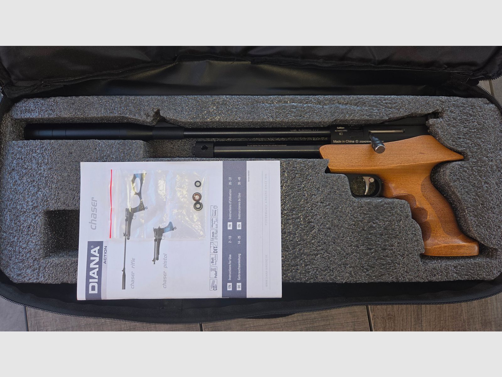 Diana Chaser CO² air pistol with 42 pcs. 12g cartridges